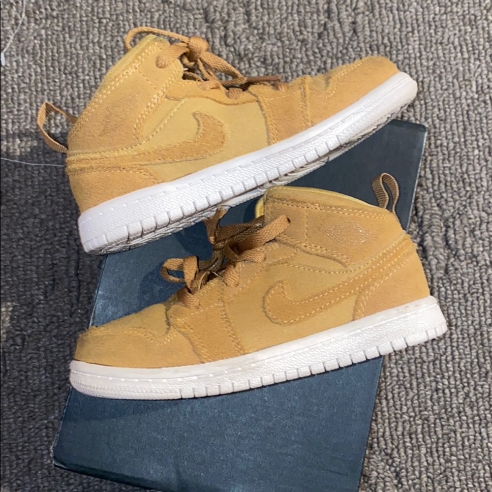 Air Jordan 1 mid wheat